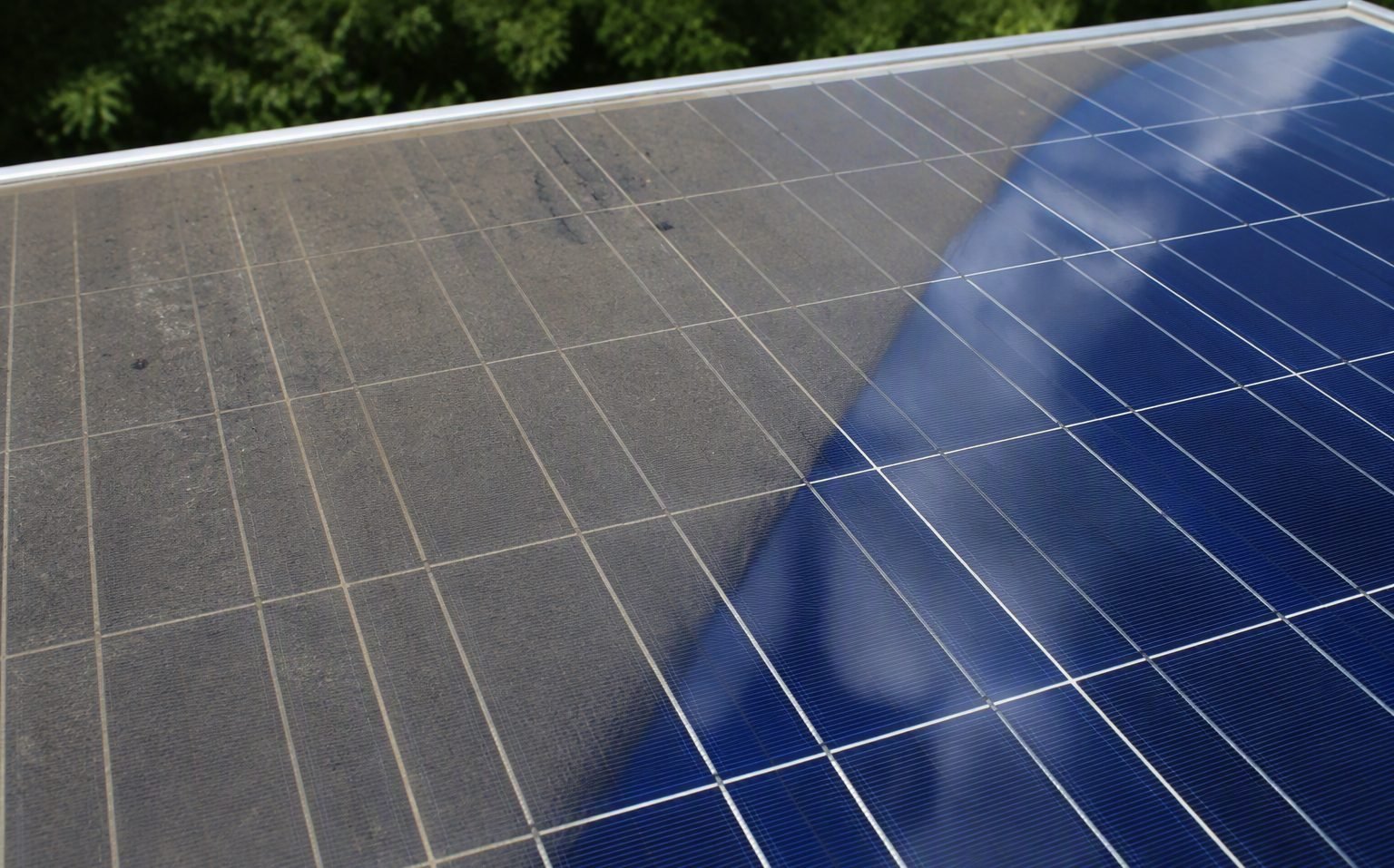 Pulizia pannelli fotovoltaici a Dalmine — modulo metà sporco e metà lavato con acqua osmotizzata